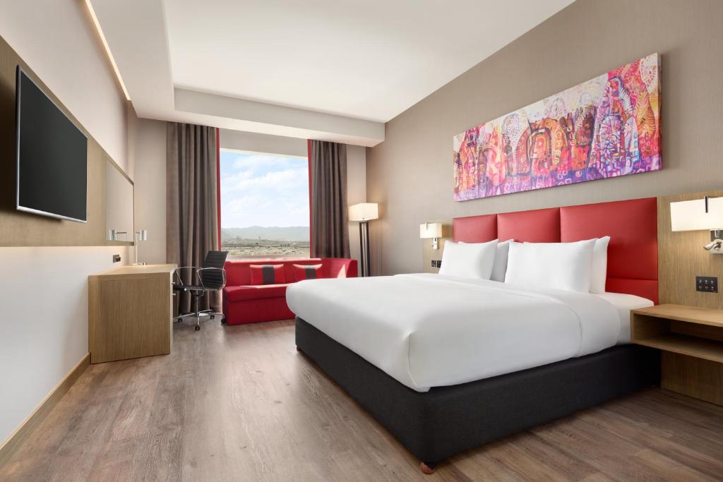 Postel nebo postele na pokoji v ubytování Ramada Encore by Wyndham Muscat Al-Ghubra