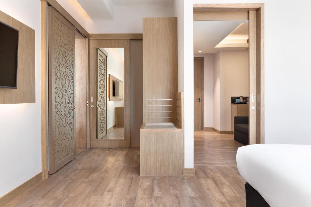 Postel nebo postele na pokoji v ubytování Ramada Encore by Wyndham Muscat Al-Ghubra
