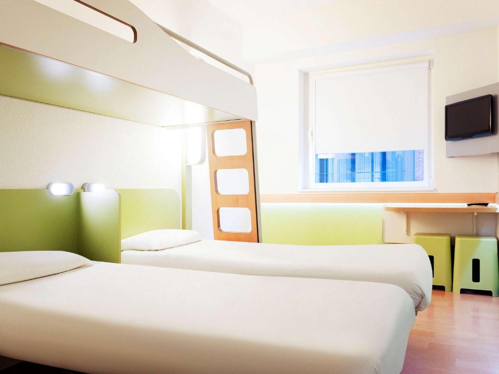 Cama ou camas em um quarto em ibis budget Antwerpen Centraal Station