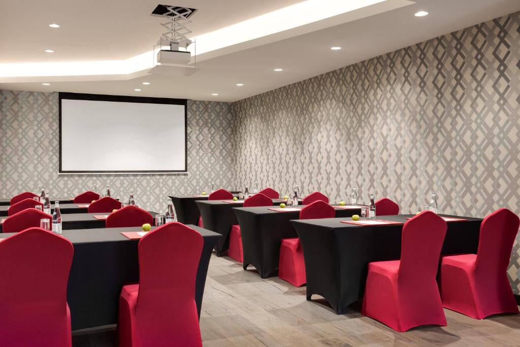 Konferenční prostory v ubytování Ramada Encore by Wyndham Muscat Al-Ghubra