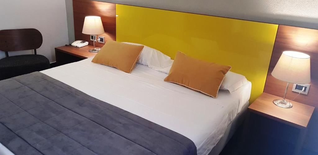 Postel nebo postele na pokoji v ubytování Hotel Sandalia