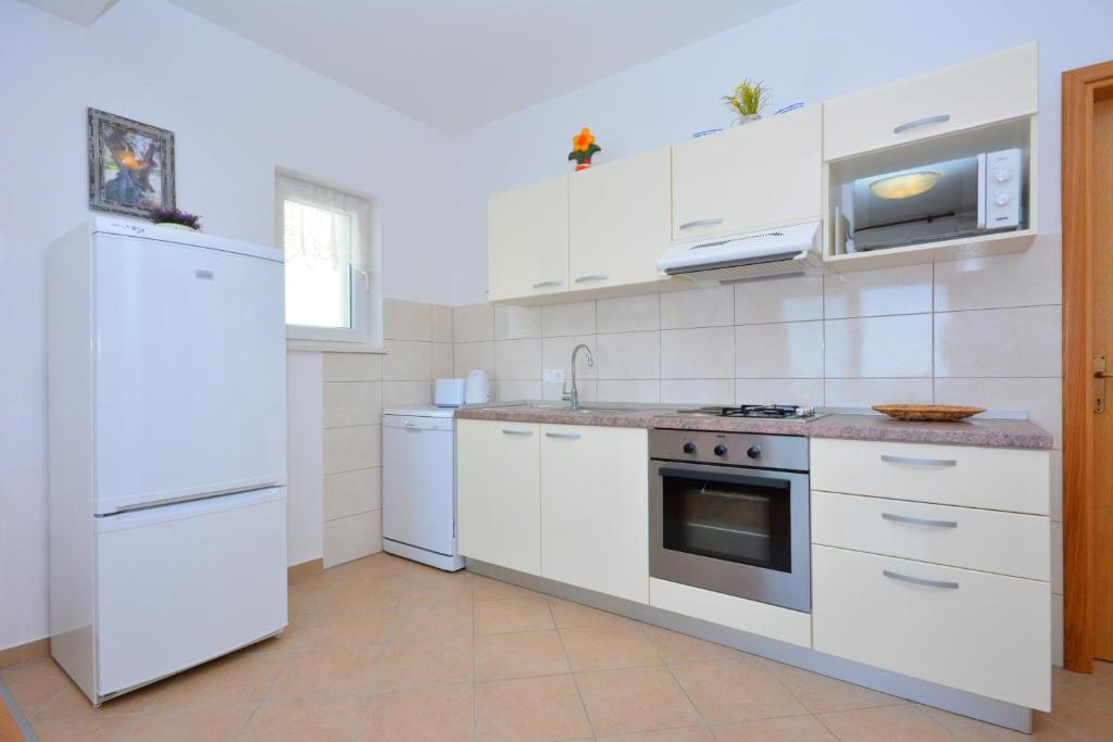 Kuchyňa alebo kuchynka v ubytovaní Apartments Punta Milna