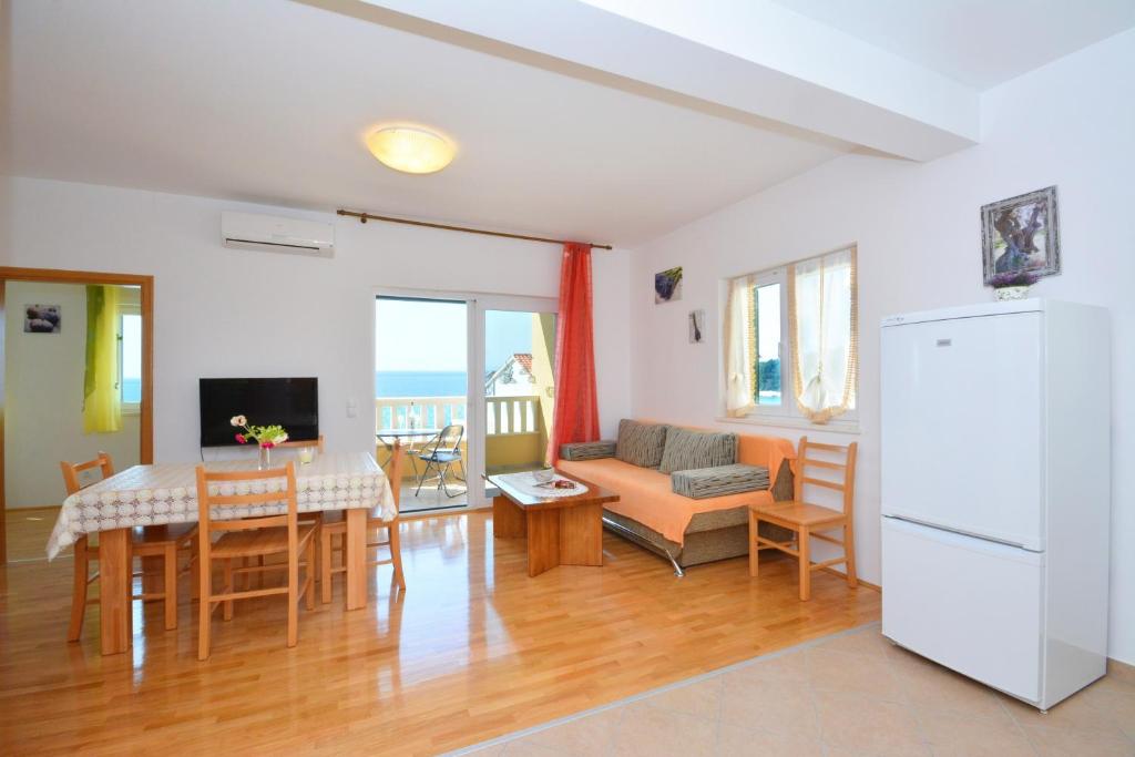 Televízia a/alebo spoločenská miestnosť v ubytovaní Apartments Punta Milna