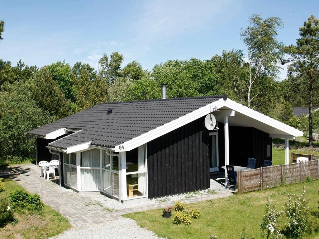 Hedensted - Nordjyllandにある8 person holiday home in lb kの塀付白黒家