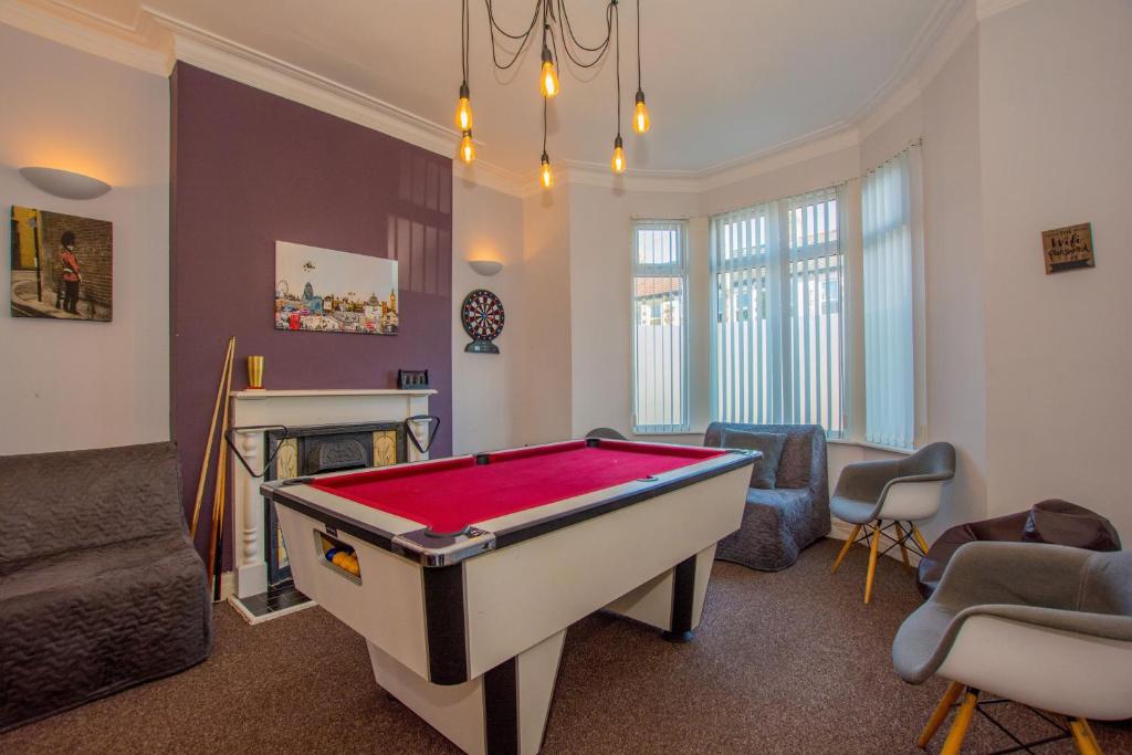 ein Wohnzimmer mit einem Billardtisch in der Unterkunft Lushlets - Riverside City Centre House with Hot tub and pool table - great for groups! in Cardiff