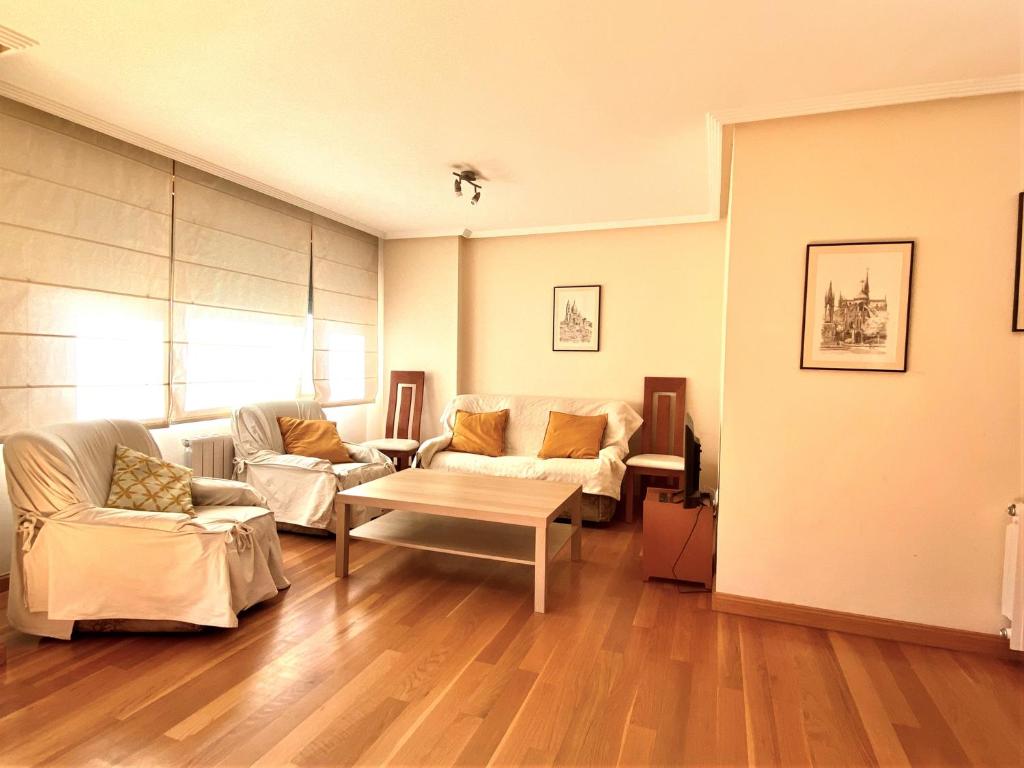 萊昂的住宿－Housingleón - San Marcos con garaje，客厅配有两张沙发和一张咖啡桌