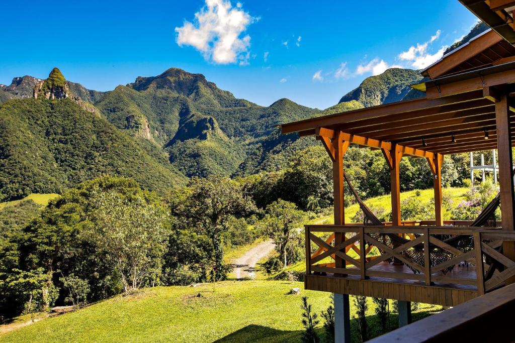 einen Blick auf die Berge von einem Haus aus in der Unterkunft Chalé Família - Sítio Vale Encantado in Treviso