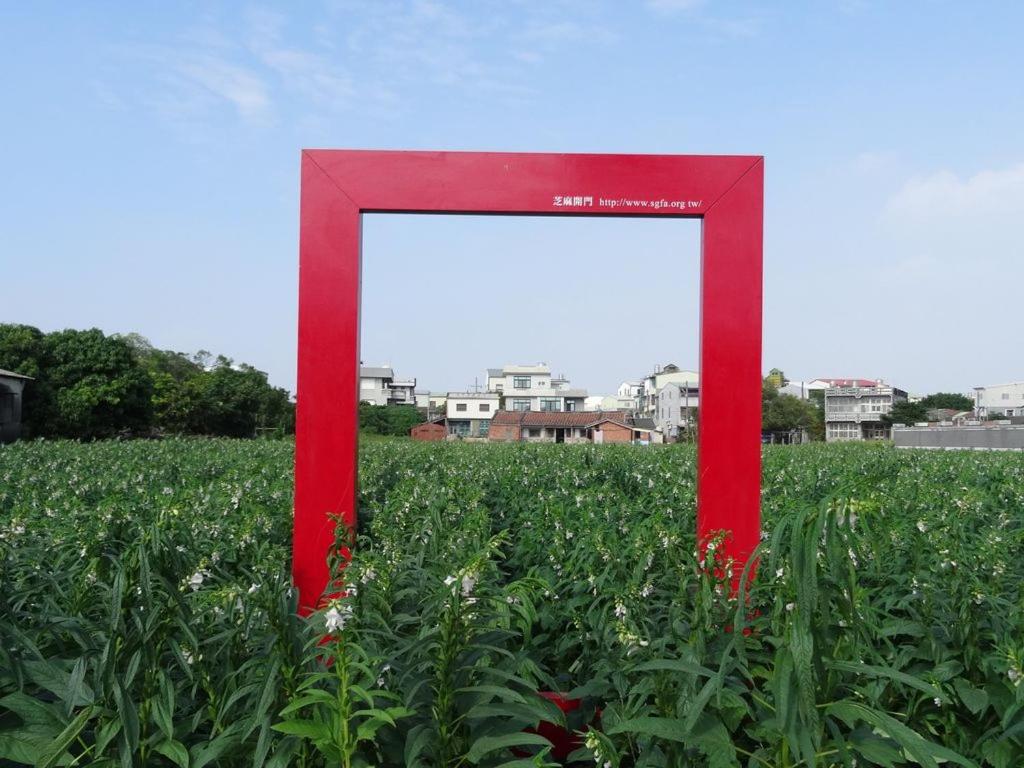 un miroir rouge dans un champ d'herbe dans l'établissement Hoin 4, à Xigang