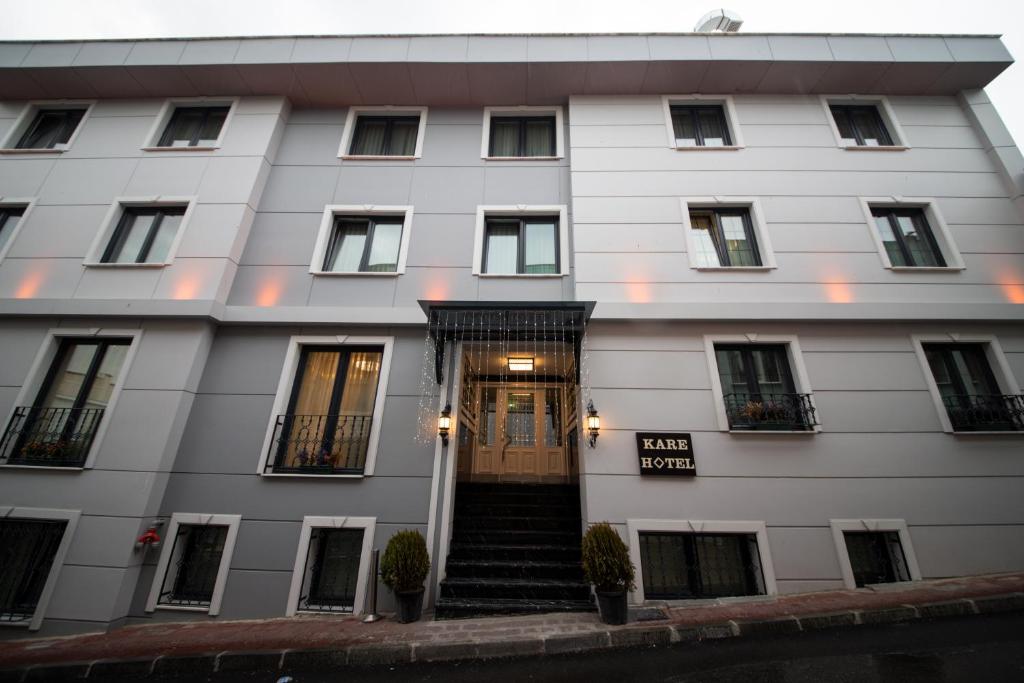 Kare Hotel Sultanahmet في إسطنبول: مبنى أبيض مع باب وسلالم