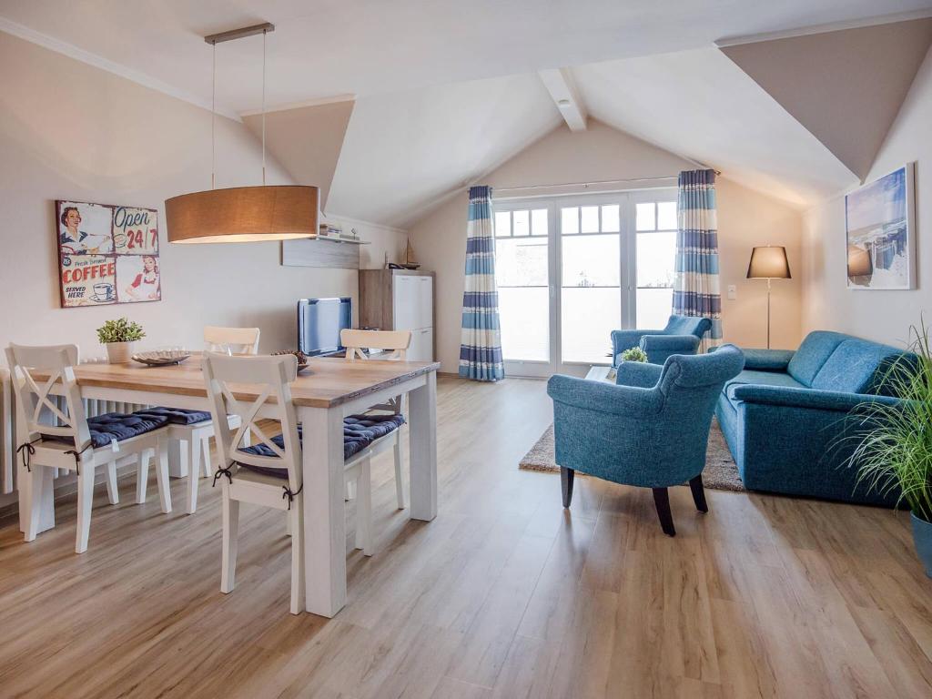 Posezení v ubytování Dünenpark Binz - Komfortplus Ferienwohnung mit 1 Schlafzimmer und Balkon im Dachgeschoss 136