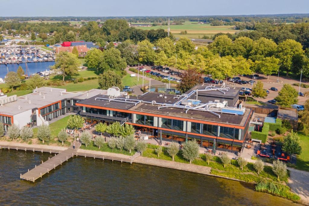 Výhled na řeku, která protéká v blízkosti hotelu