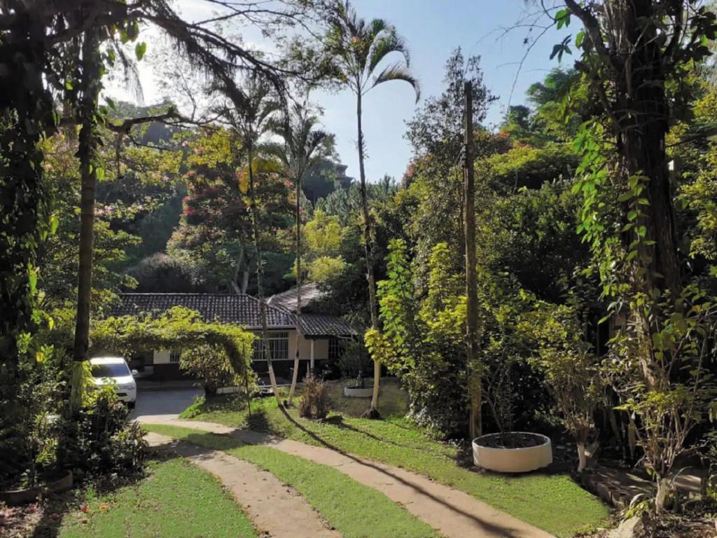 Vrt pred nastanitvijo LINDA CHACARA, SOSSEGO E PISCINA