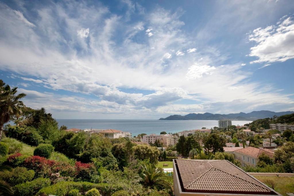 Cette maison offre une vue sur la ville et l'océan. dans l'établissement La Perle de Théoule - Welkeys, à Cannes