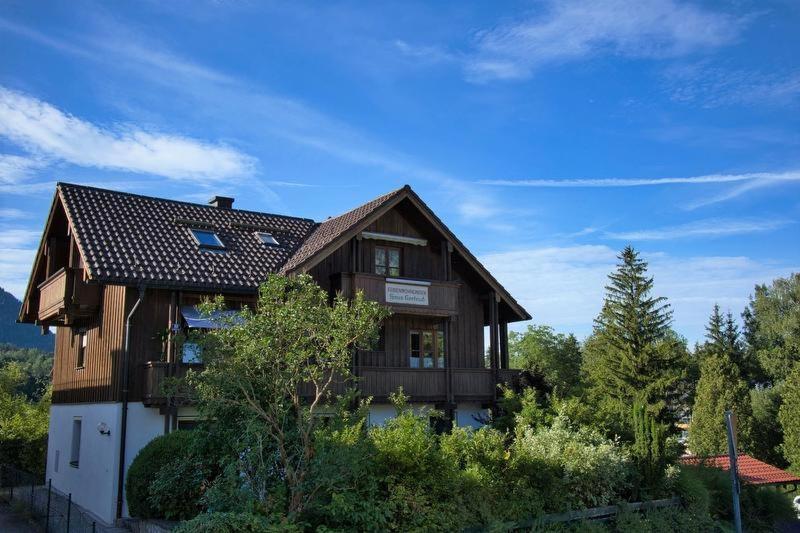 拜埃里施格邁因的住宿－Ferienwohnung Höfler，一座带屋顶的大型木制房屋