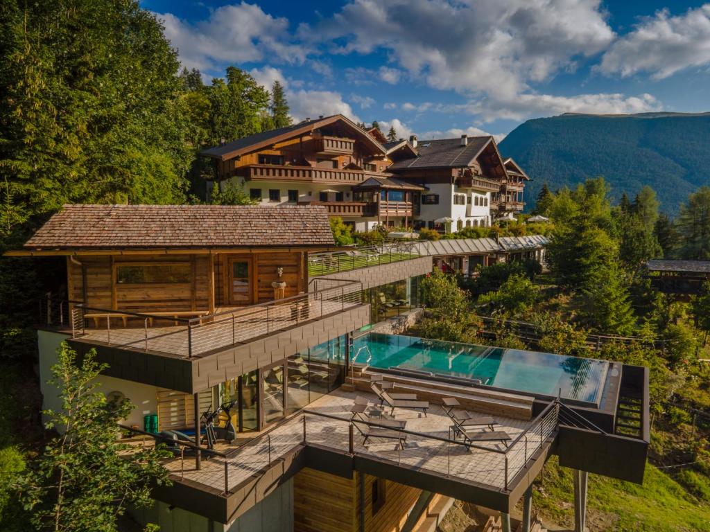Nespecifikovaný výhled na hory nebo výhled na hory při pohledu z hotelu