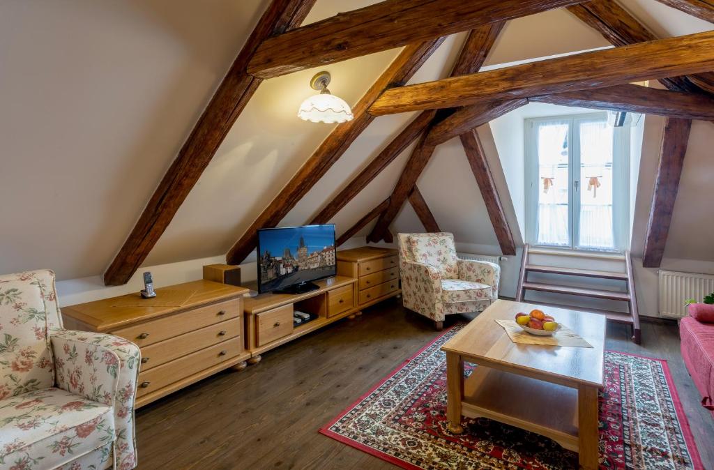 TV a/nebo společenská místnost v ubytování Residence U Černého Orla