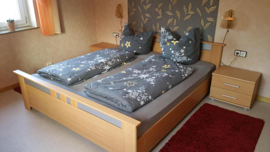 - un lit avec 2 oreillers dans l'établissement Tiny-Apartment-in-Gemuenden-an-der-Wohra, à Gemünden an der Wohra