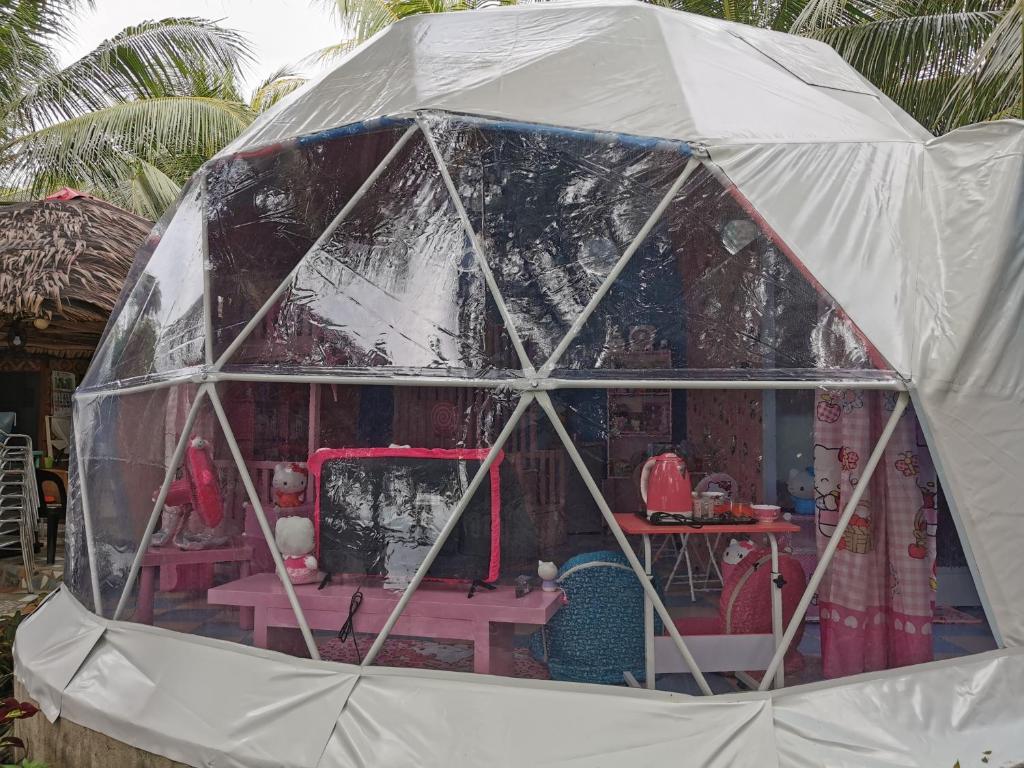 Gallery image of Glamping Dome Dauin Beach and Dive Resort in Dauin