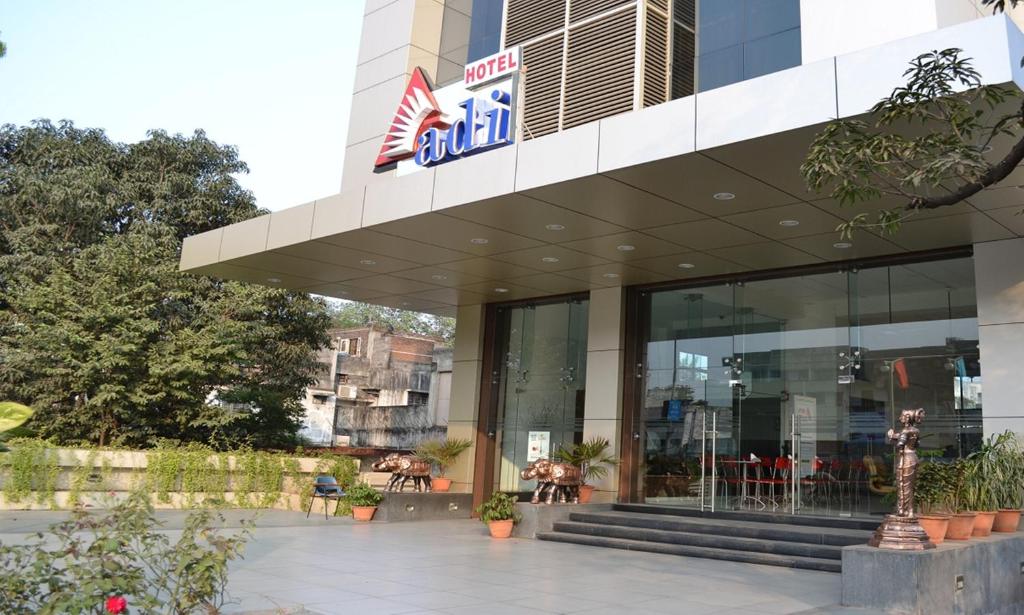 una vista exterior de un edificio en Hotel Adi, en Nagpur