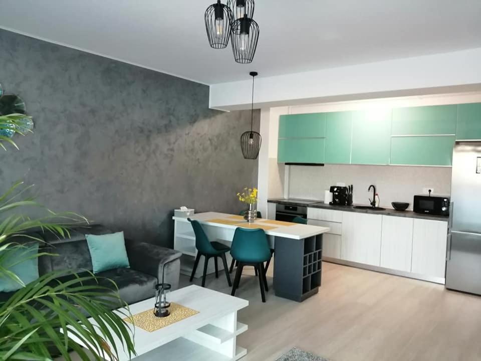 una cucina con divano e tavolo con sedie di IRIS a Mamaia Nord - Năvodari