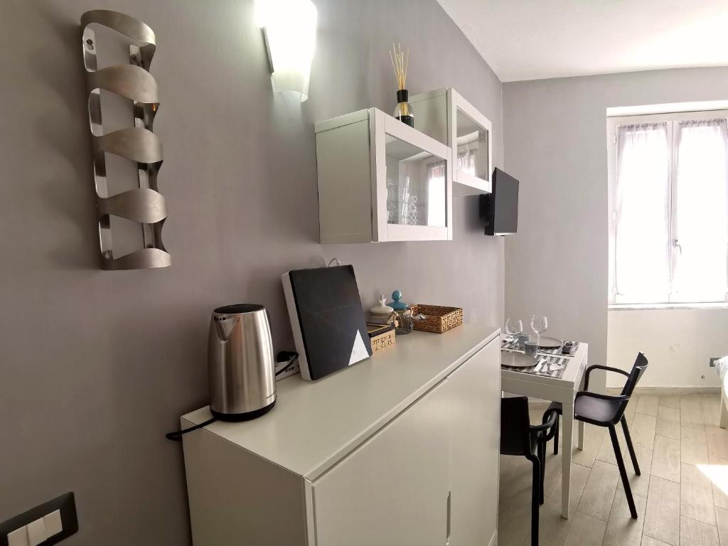 a kitchen with a counter and a desk with a computer at SeaBreeze Vernazza in Vernazza