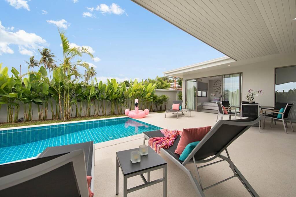 un soggiorno con piscina e una casa di **80% DISCOUNT** 2 Bed/2 Bath SINGLE LEVEL, GARDEN a Ko Samui