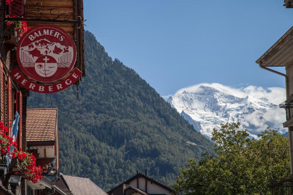 Nespecifikovaný výhled na hory nebo výhled na hory při pohledu z hostelu