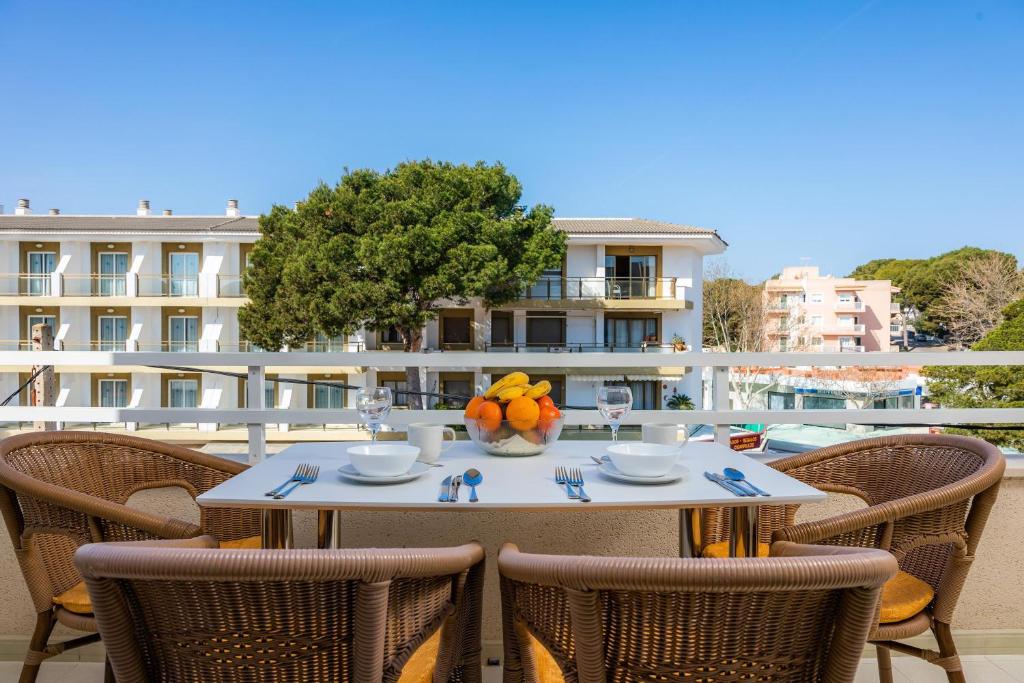 a table with a bowl of fruit on a balcony at Casa Laura in Cala Ratjada