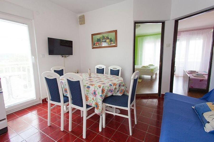 Televízia a/alebo spoločenská miestnosť v ubytovaní Seaview Apartment Omisalj 3623-1