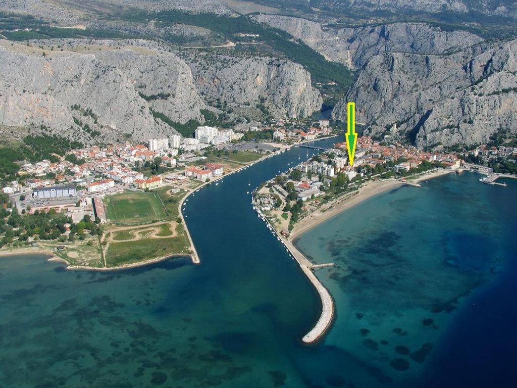 uma vista aérea de uma pequena ilha na água em Villa Omis (4183) em Omiš