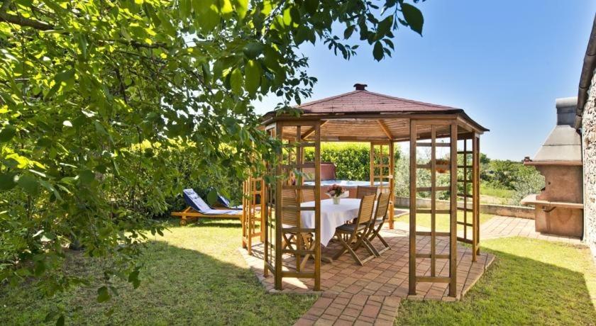 Ogród w obiekcie Holiday house in Buje with balcony, air conditioning, W-LAN, washing machine (567-1)