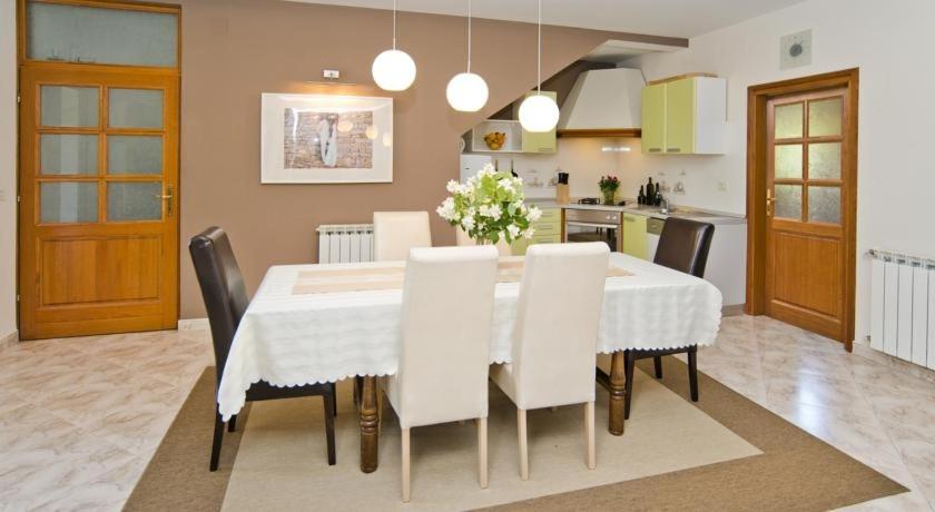 Kuchnia lub aneks kuchenny w obiekcie Holiday house in Buje with balcony, air conditioning, W-LAN, washing machine (567-1)