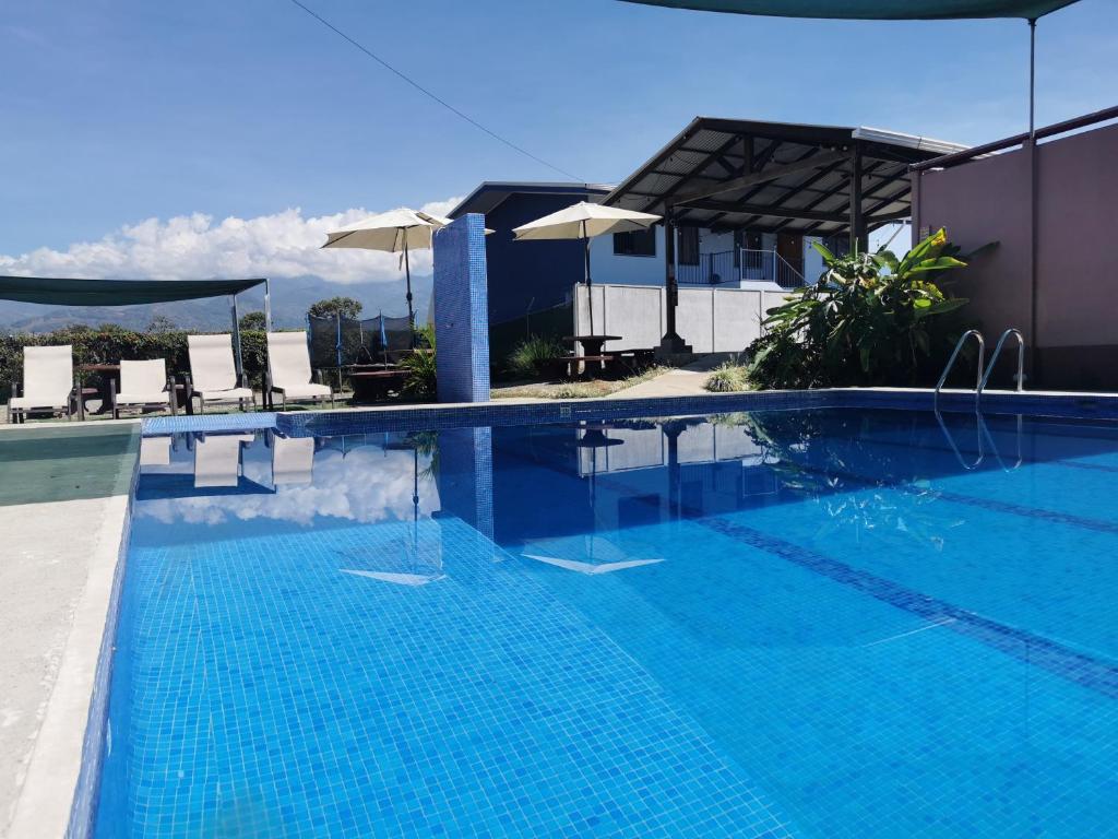 einen Pool mit Blick auf ein Resort in der Unterkunft Apartamento de una habitación in San Isidro