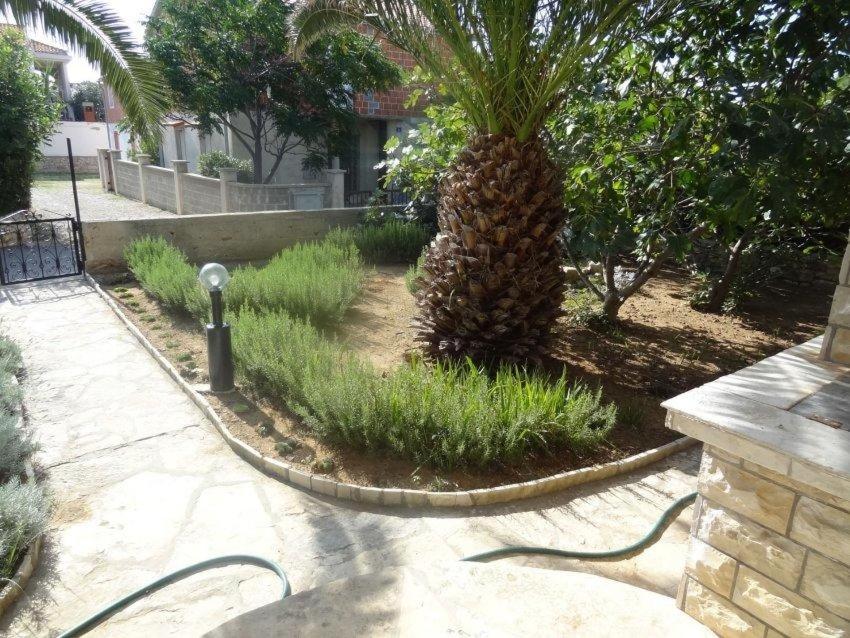 Vonkajšia záhrada v ubytovaní Apartment (4776-2) in Vir