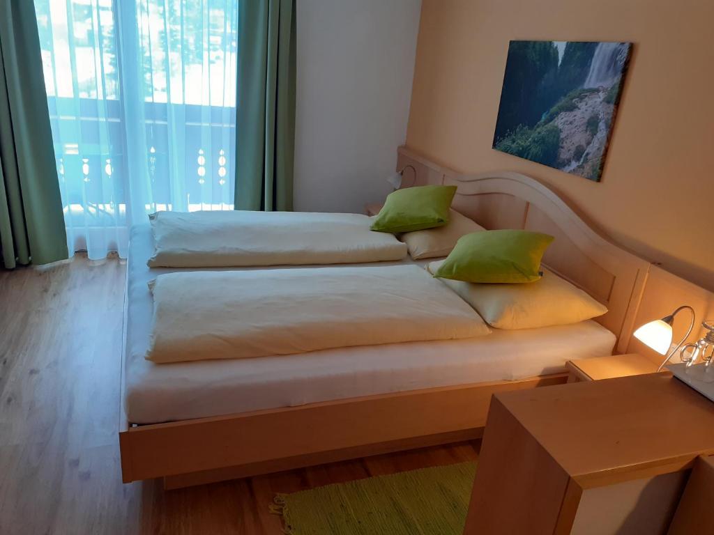 Postel nebo postele na pokoji v ubytování Pension Hirlatz