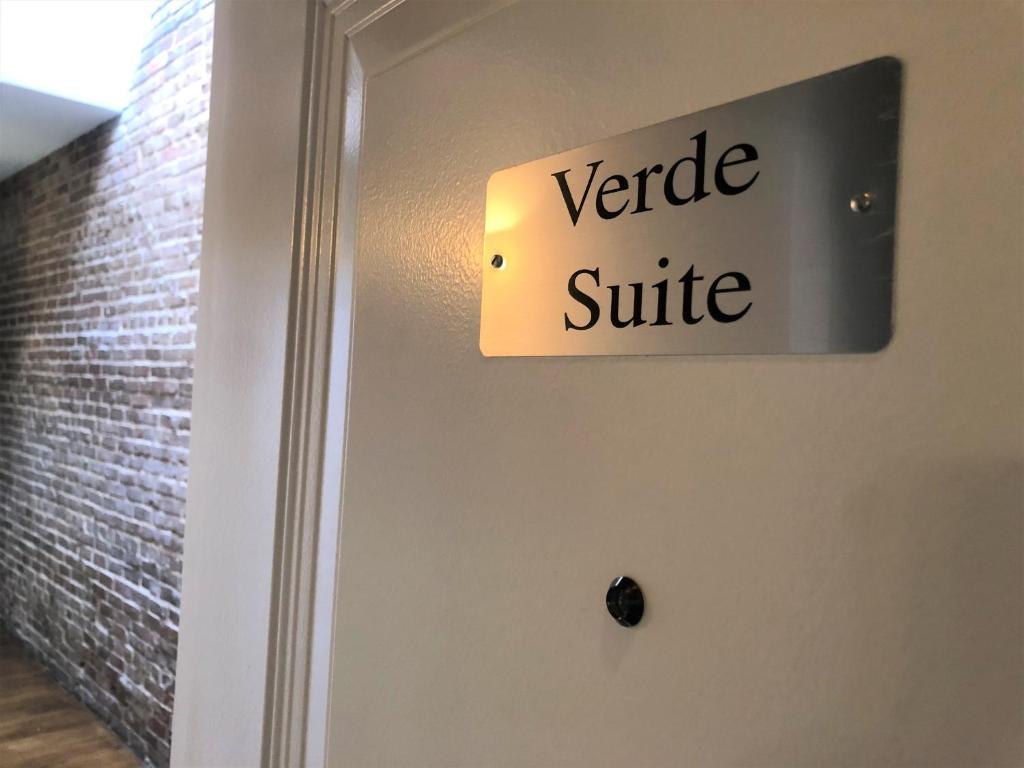 un cartel en una puerta que lee suite variable en Suites at 249, en Culpeper