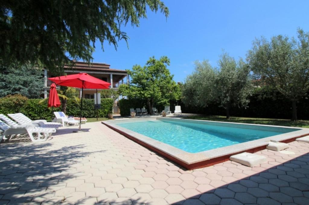 Bazén v ubytovaní Bungalow Porec (4400-1) alebo v jeho blízkosti