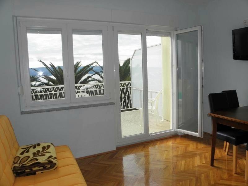 Televízia a/alebo spoločenská miestnosť v ubytovaní Apartment in Duce with sea view, terrace, air conditioning, Wi-Fi (4166-4)