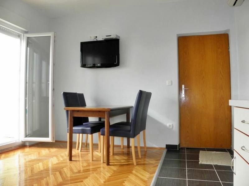 Televízia a/alebo spoločenská miestnosť v ubytovaní Apartment in Duce with sea view, terrace, air conditioning, Wi-Fi (4166-4)