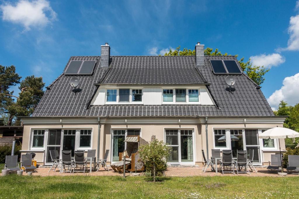 ボルンにあるPremiumhaus Bodden und Mehr-Briseの屋根に太陽光パネルを敷いた家