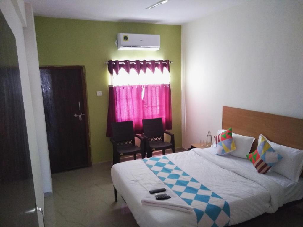 Postel nebo postele na pokoji v ubytování AMBIENT HOME STAY, In Nashik