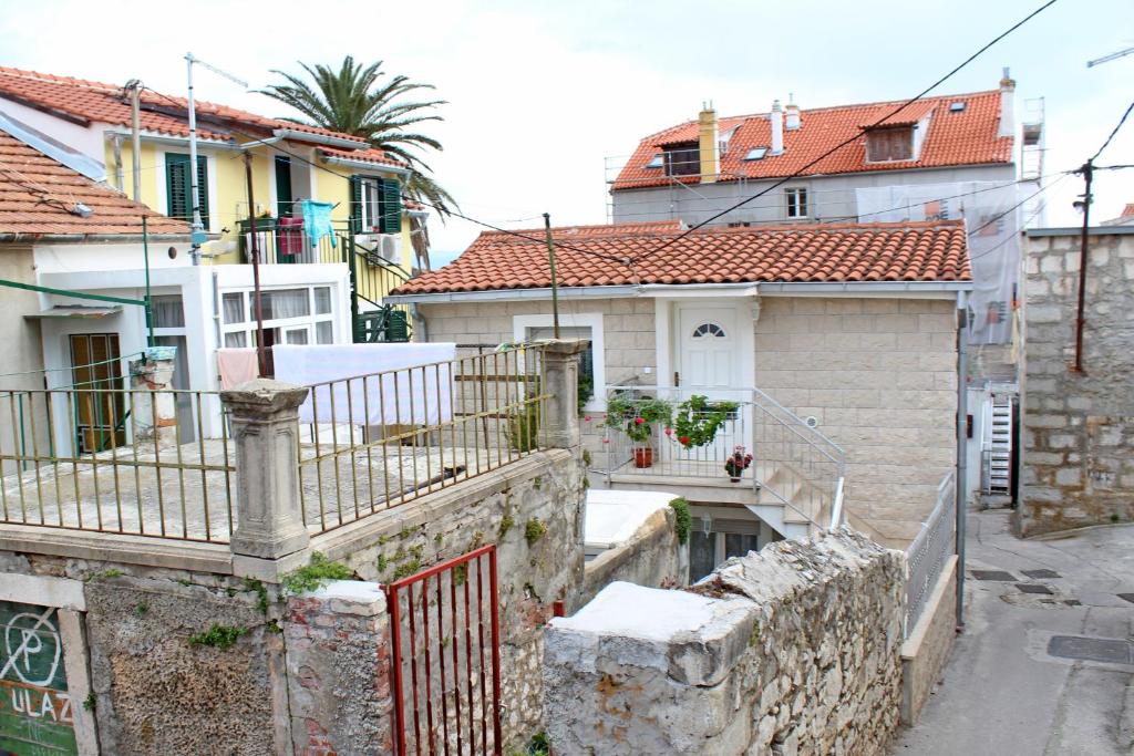 un callejón en un pueblo con casas en Apartments Duje, en Split