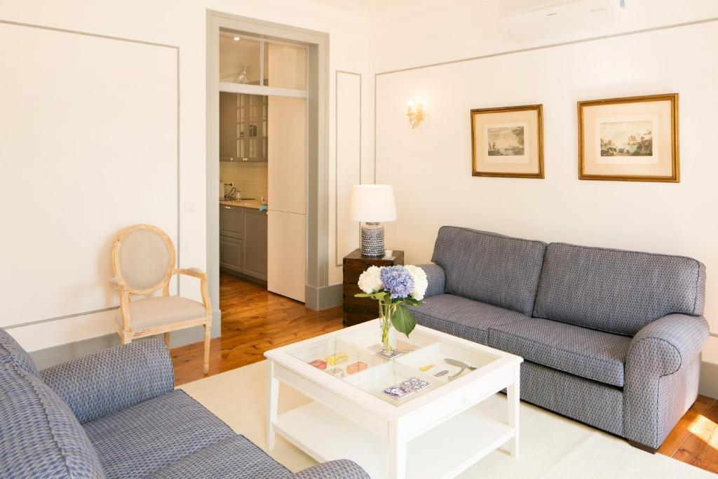 リスボンにあるClassic and Super Central Apartment 20 by Lisbonne Collectionのリビングルーム(青いソファ2台、コーヒーテーブル付)