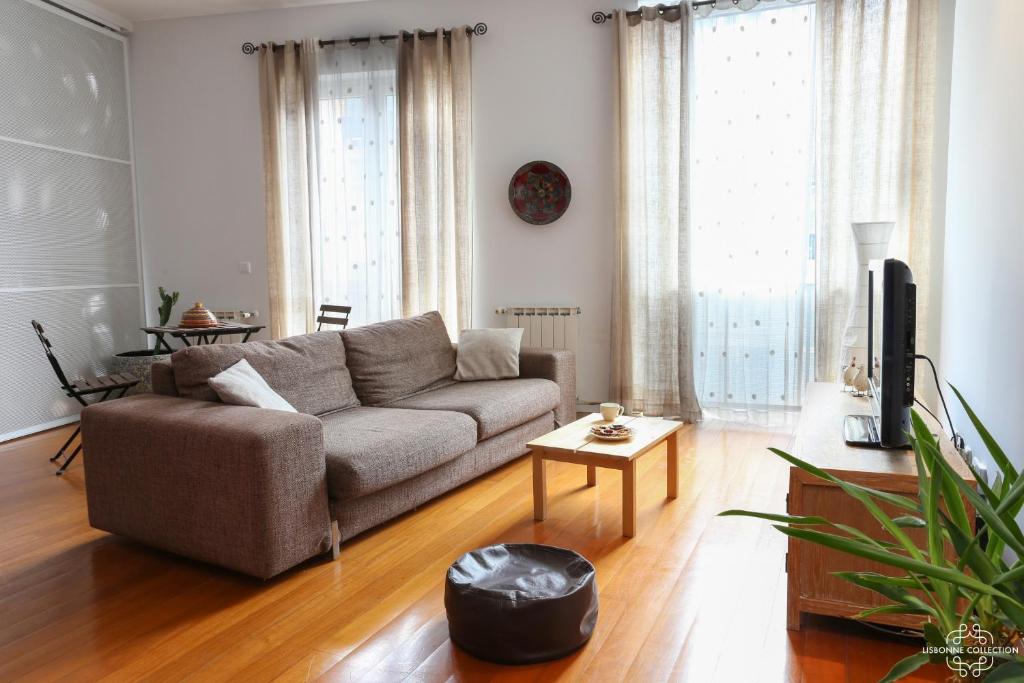 リスボンにあるQuiet and Comfort apartment with balcony 7 by Lisbonne Collectionのリビングルーム(ソファ、テレビ付)