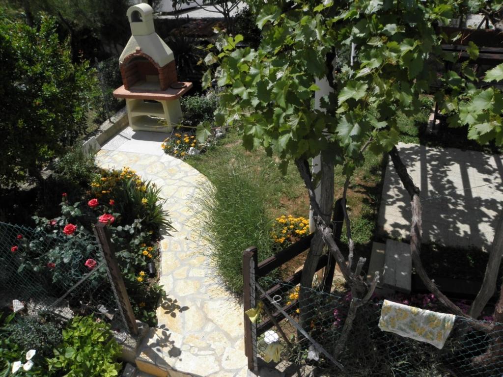 Vonkajšia záhrada v ubytovaní Apartments Milan in Baska (863)