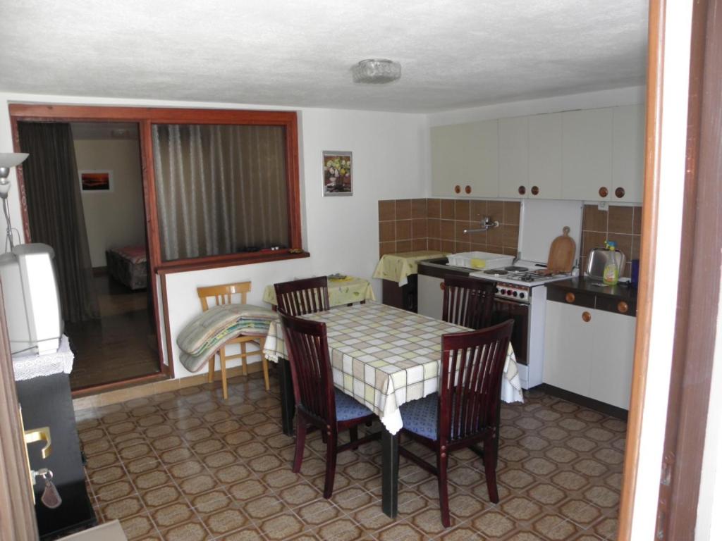 Kuchyňa alebo kuchynka v ubytovaní Apartments Milan in Baska (863)