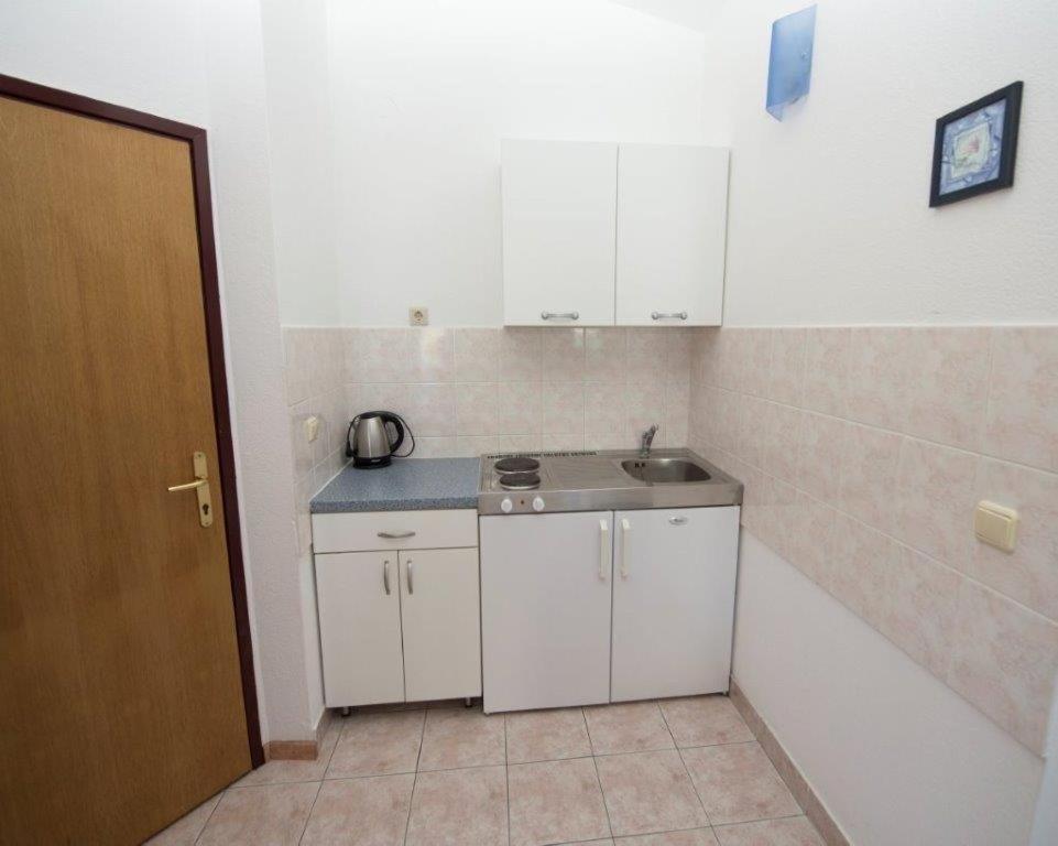 Kuchyňa alebo kuchynka v ubytovaní Apartment in Duce with sea view, balcony, air conditioning, Wi-Fi (132-3)
