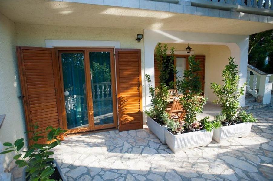 Vonkajšia záhrada v ubytovaní One-bedroom apartment with terrace in Povile 3542-3