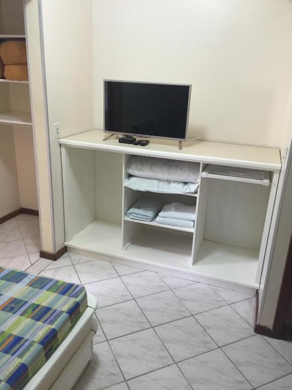 Uma TV ou centro de entretenimento em Pousada Vila Del Mare - Frente Praia