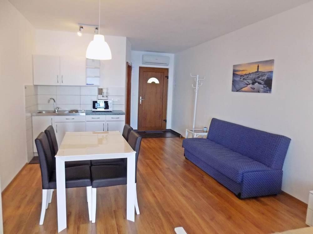 Zdjęcie z galerii obiektu Studio Apartment in Mošcenicka Draga with Sea View, Terrace, Air Conditioning, Wi-Fi (4364-4) w mieście Mošćenička Draga